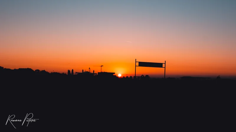 RawmanPictures - Sebastian Schiefermayr | Chioggia 2022 | Sonnenuntergang Silhouette: Dramatische Landschaftsfotografie mit urbanem Horizont. Perfekt für Stadtfotografen.