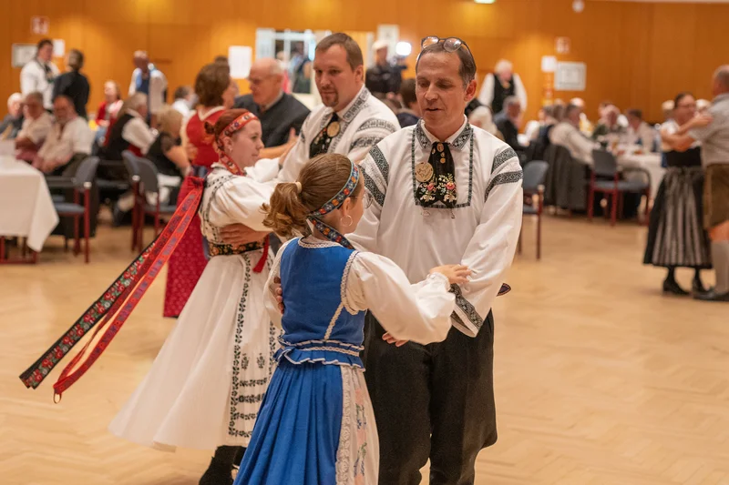 RawmanPictures - Sebastian Schiefermayr | Volkstanzfest | Tanz in traditioneller Tracht, kulturelle Veranstaltung, lebendige Folklore Fotografie.
