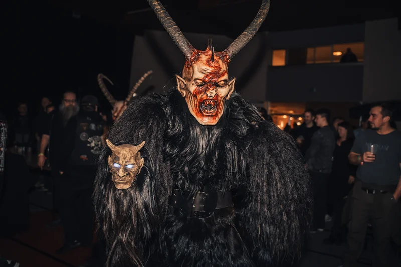 RawmanPictures - Sebastian Schiefermayr | Krampusnacht | Gruseliger Kostümball bei Nacht, Halloween-Fotografie, schauriges Kostüm.