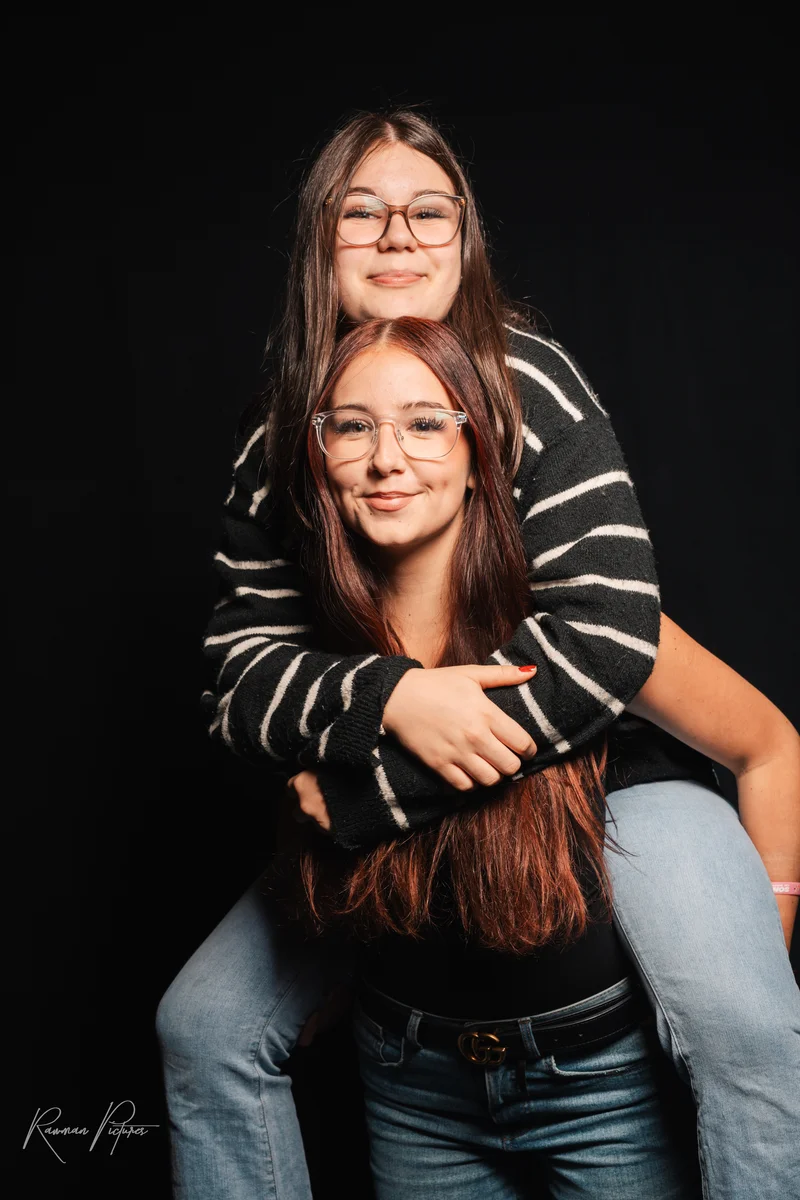 RawmanPictures - Sebastian Schiefermayr | Shooting OZON | Junge Freundinnen posieren lachend im Fotostudio: Spaß, Portraitfotografie, Freundschaft.