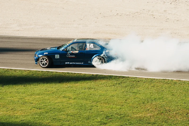 RawmanPictures - Sebastian Schiefermayr | Motortag 2026 | Drift-Rennsport-Action auf der Strecke, blauer Sportwagen raucht in der Kurve. Adrenalin pur!