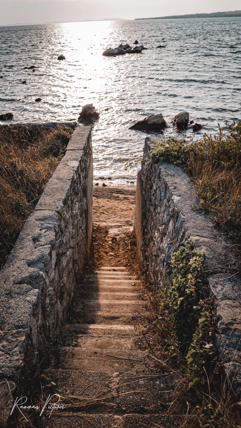 RawmanPictures - Sebastian Schiefermayr | Maturareise Kroatien | Steintreppe zum Meer: Küstenlandschaftsfotografie, Atmosphäre, Natur, Reise, Wasser.
