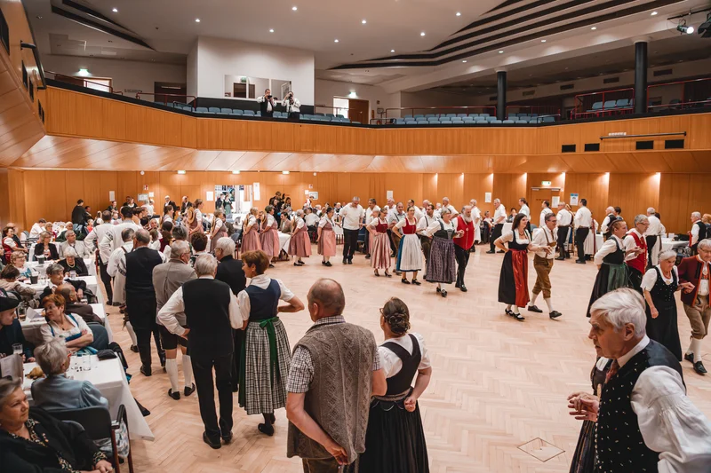 RawmanPictures - Sebastian Schiefermayr | Volkstanzfest | Traditionelle Tanzveranstaltung in Tracht, festgehalten in einem großen, eleganten Saal.