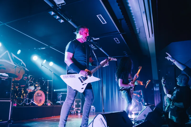 RawmanPictures - Sebastian Schiefermayr | Krampusnacht | Live-Rockkonzert mit energiegeladener Bühnenshow und Gitarrenspiel, Konzertfotografie.