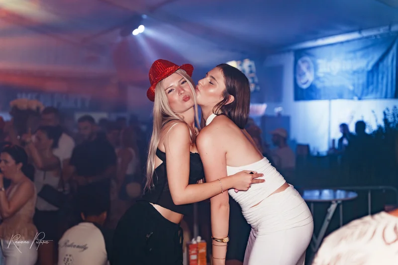 RawmanPictures - Sebastian Schiefermayr | Stadtfest-Marchtrenk  | Partyfotografie: Fröhliche Freunde feiern auf ausgelassener Tanzfläche.