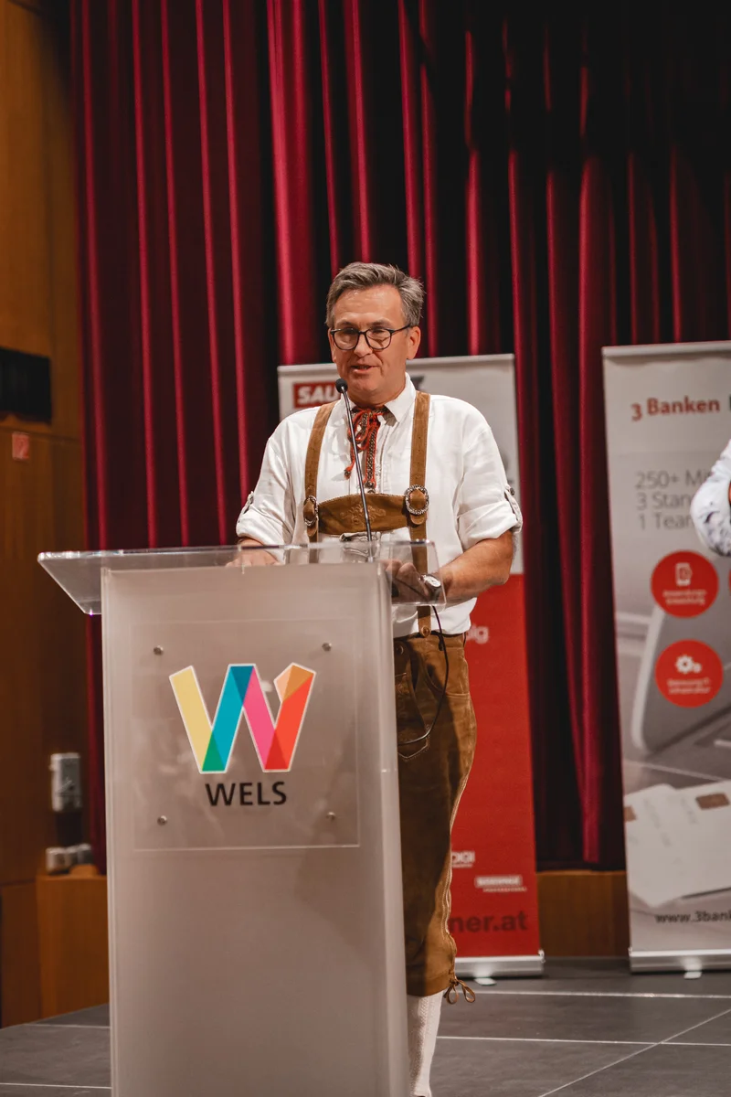 RawmanPictures - Sebastian Schiefermayr | Volkstanzfest | Eventfotografie in Wels: Rede, traditionelle Kleidung, Konferenz, Bühne, Fotodokumentation.