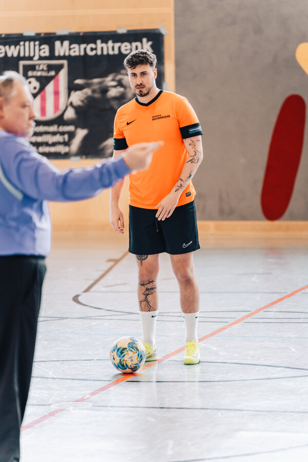 RawmanPictures - Sebastian Schiefermayr | Hallencup FC Siewillja | Indoor-Fußballspiel: Spieler in Aktion, konzentrierter Blick, bereit für den nächsten Spielzug.