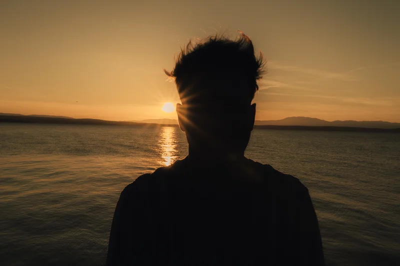 RawmanPictures - Sebastian Schiefermayr | Content Trip: Crikvenica 2025 | Silhouette bei Sonnenuntergang am Meer: Perfekte Fotografie für ruhige, stimmungsvolle Momente.