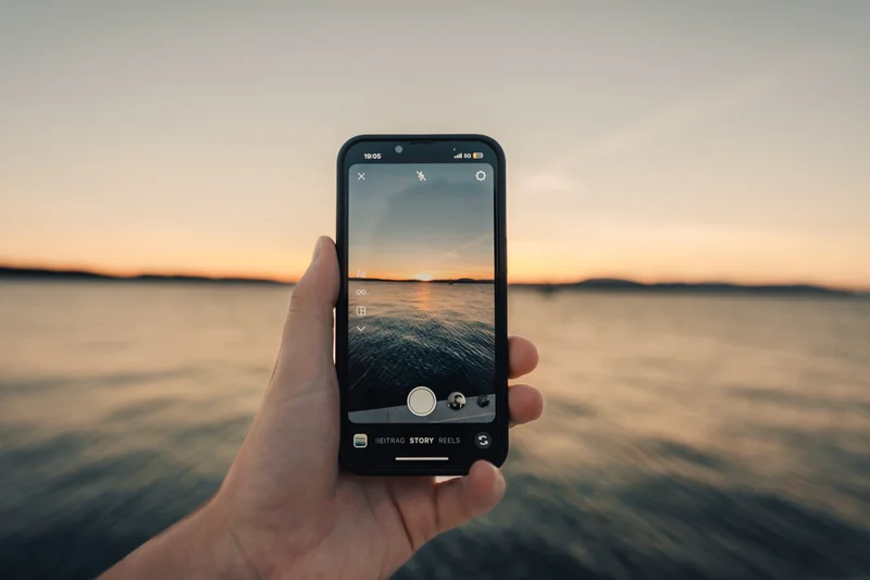 RawmanPictures - Sebastian Schiefermayr | Content Trip: Crikvenica 2025 | Sonnenuntergang am See fotografieren – mobile Fotografie trifft natürliche Schönheit.