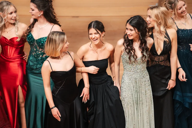 RawmanPictures - Sebastian Schiefermayr | Maturaball HTL1 | Elegant dresses and smiles at a formal event. Capturing joy and fashion in high-quality photography.