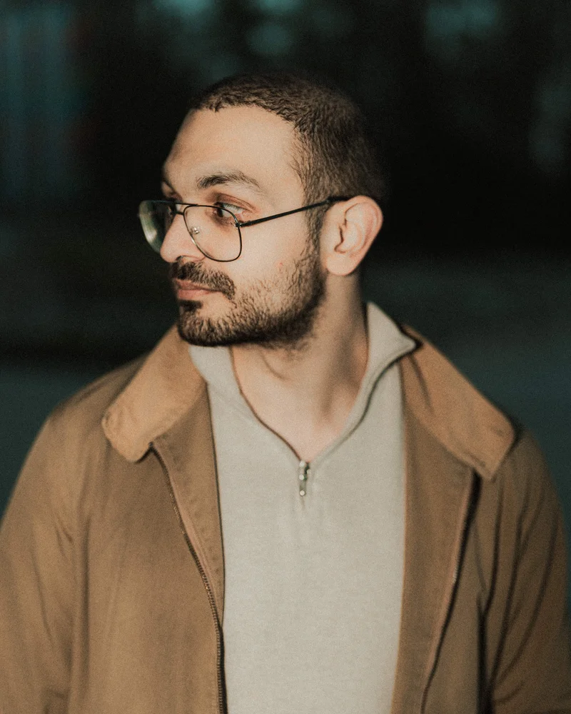 RawmanPictures - Sebastian Schiefermayr | Fotowalk Burhan | Porträtfotografie im Freien bei Dämmerung: Authentische Momente im natürlichen Licht festgehalten.