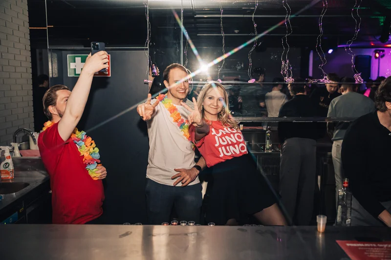RawmanPictures - Sebastian Schiefermayr | JKU Mensafest | Partyfreude: Freunde feiern in der Bar mit bunten Accessoires und fröhlicher Stimmung.