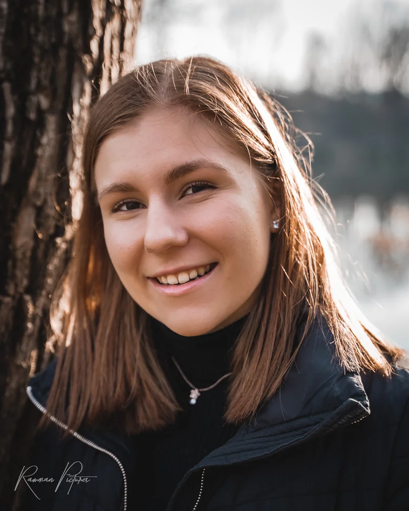 RawmanPictures - Sebastian Schiefermayr | Shooting Lea P. | Porträt einer lächelnden Frau im Freien bei natürlichem Licht.