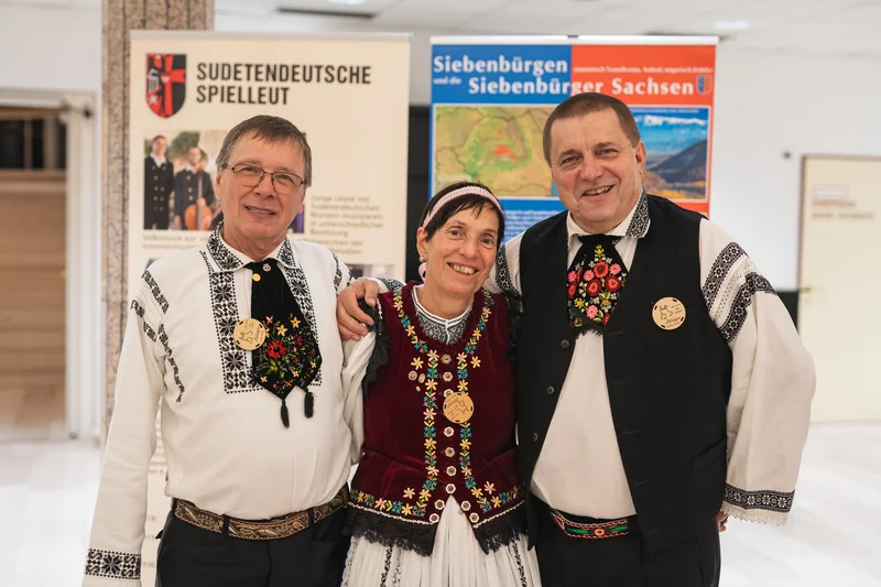 RawmanPictures - Sebastian Schiefermayr | Volkstanzfest | Traditionelle Volkskleider Fotografie: Feier der sudetendeutschen Kultur in festlichen Trachten.