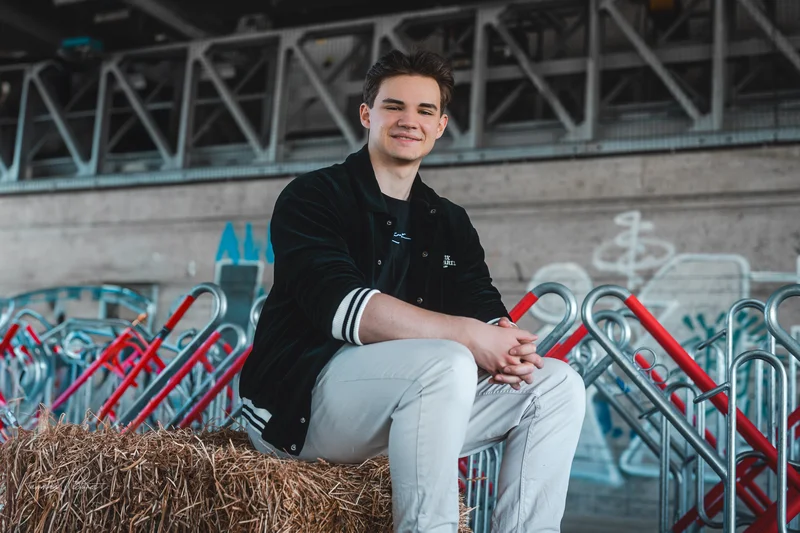 RawmanPictures - Sebastian Schiefermayr | Shooting Alex, Markus & Max | Portrait eines jungen Mannes in urbaner Umgebung, kreative Fotografie, Outdoor-Shooting.