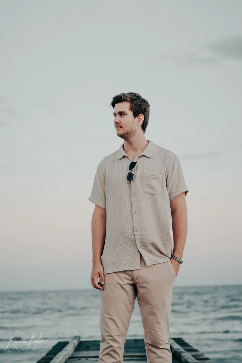 RawmanPictures - Sebastian Schiefermayr | Urlaub Jesolo | Strandshooting bei Sonnenuntergang: Natürliche Porträtfotografie am Meer.