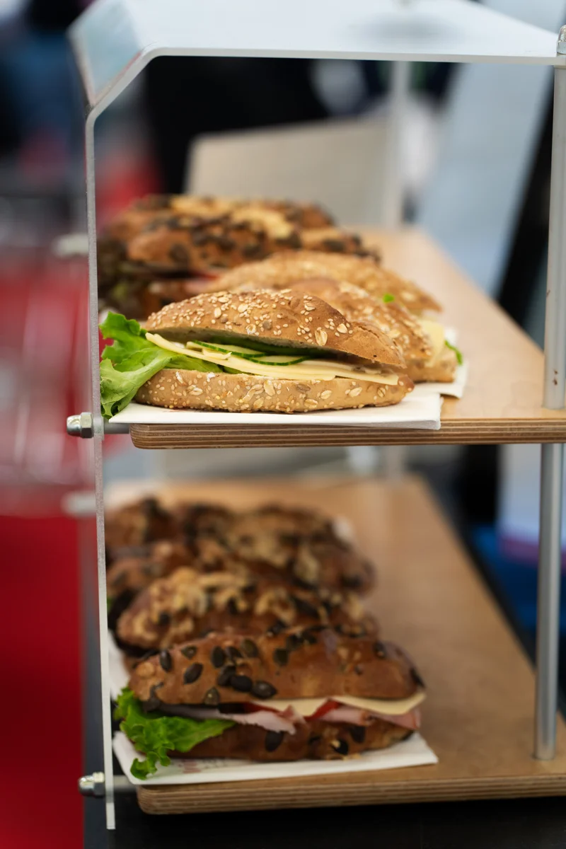RawmanPictures - Sebastian Schiefermayr | Marke[ding] Wels | Frische Sandwiches auf Regalen, ideal für Catering und Events. Essensfotografie.