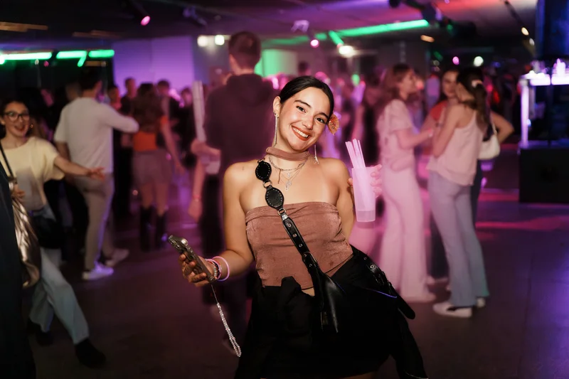 RawmanPictures - Sebastian Schiefermayr | JKU Mensafest | Junge Frau feiert auf Party, dynamische Nachtfotografie, spannende Club-Atmosphäre.