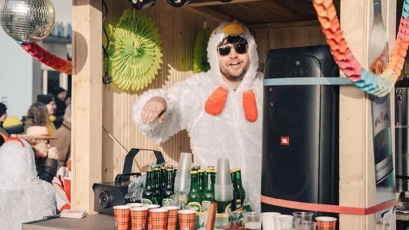 RawmanPictures - Sebastian Schiefermayr | Faschingsumzug Weißkirchen | Karnevalsfotografie: Feiernde Menschen, bunte Kostüme, lebendige Atmosphäre, Straßenfest.