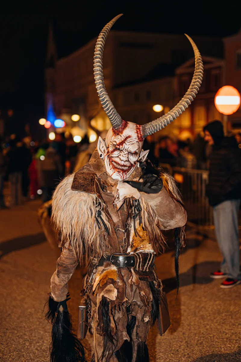 RawmanPictures - Sebastian Schiefermayr | Perchtenlauf Eferding | Straßenfotografie: Einzigartiges Krampus-Kostüm bei Nachtveranstaltung. Authentische Kulturaufnahme.