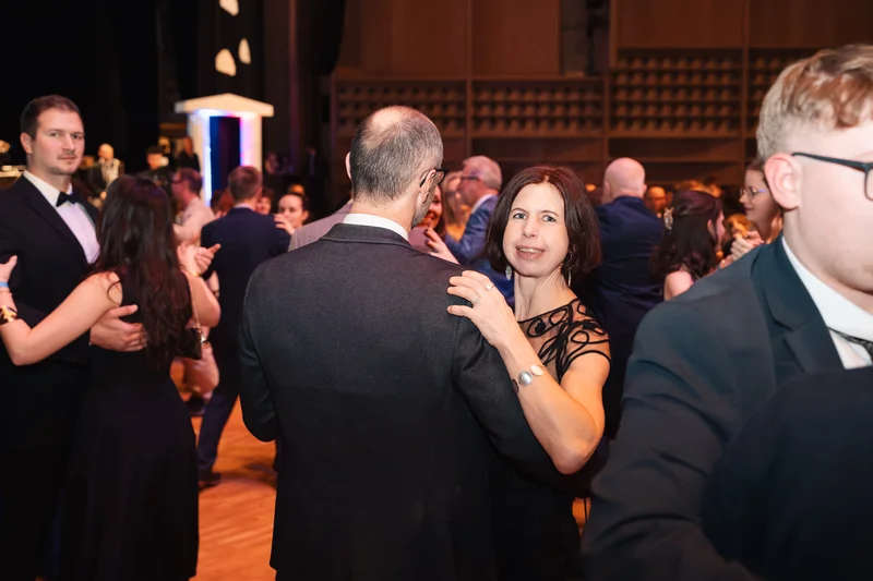 RawmanPictures - Sebastian Schiefermayr | Maturaball HTL1 | Elegante Abendveranstaltung mit Paaren, die stilvoll tanzen. Eventfotografie.