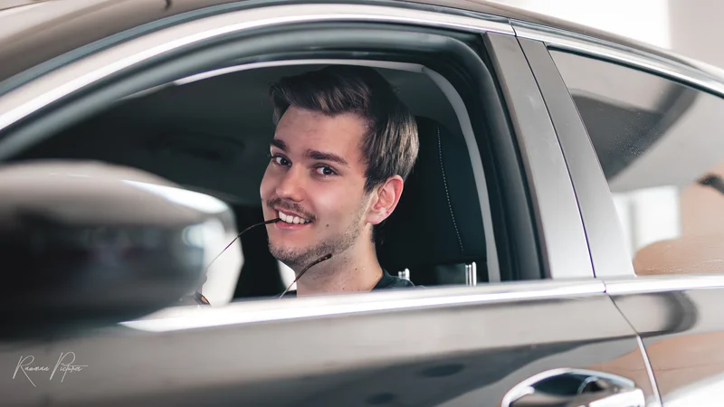 RawmanPictures - Sebastian Schiefermayr | Personal Shooting | Auto und Porträtfotografie: Mann im Auto lächelt, Lifestyle-Shooting, natürliche Beleuchtung.