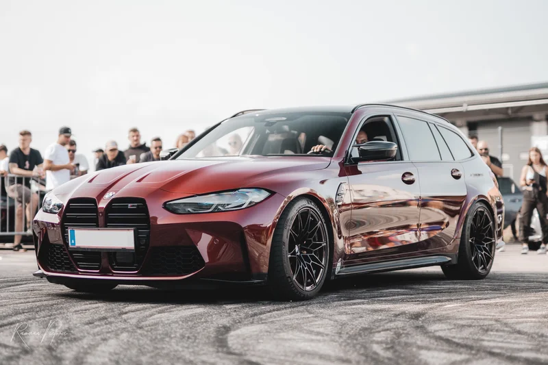 RawmanPictures - Sebastian Schiefermayr | Russnsoda Summer Closing | Sportwagen auf Autorennen, dynamisches Fahrgefühl, elegante Linien, begeisterte Zuschauer im Hintergrund.