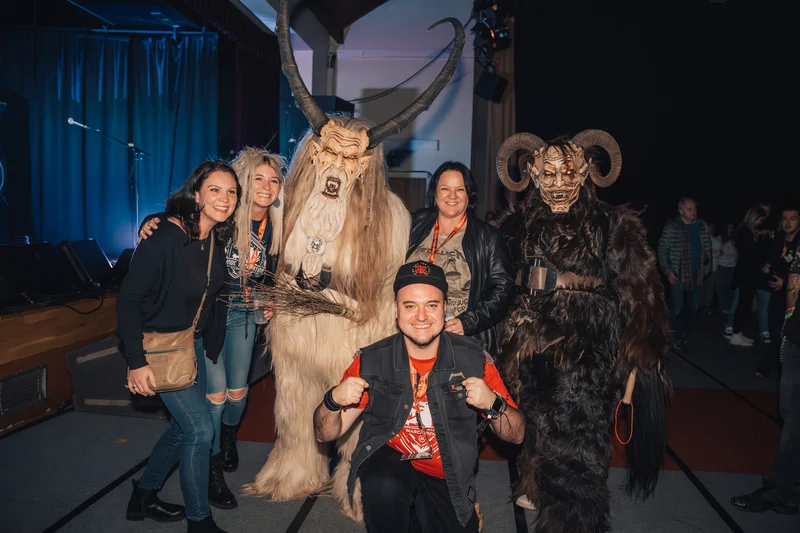 RawmanPictures - Sebastian Schiefermayr | Krampusnacht | Ich kenne die abgebildeten Personen nicht, aber der SEO Text für eine Fotografenwebsite könnte wie folgt lauten:

"Stimmungsvolle Eventfotografie: Lebhafte Momente mit kreativen Kostümen und begeisterten Gruppen."