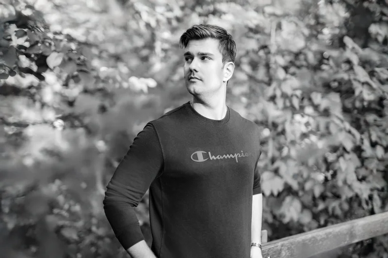 RawmanPictures - Sebastian Schiefermayr | Portraitshooting Vanessa S. | Porträt eines Mannes in der Natur, schwarz-weiß, modernes Fotodesign.
