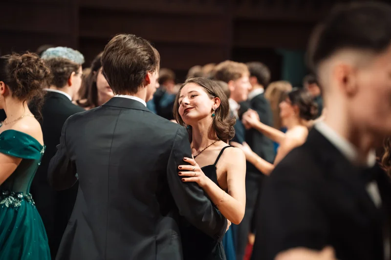 RawmanPictures - Sebastian Schiefermayr | Maturaball HTL1 | Tanzball-Momente eingefangen: Elegante Abendmode und bewegende Emotionen in stilvoller Atmosphäre.