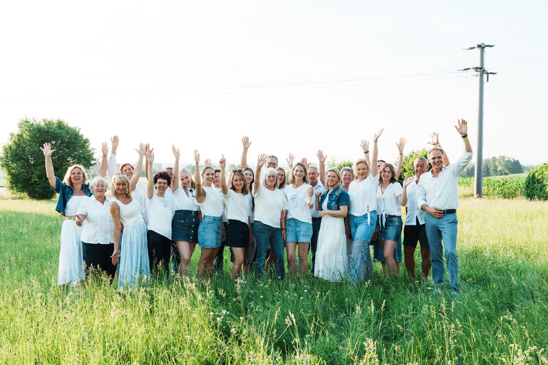 RawmanPictures - Sebastian Schiefermayr | Singkreis-Sundowner  | Gruppe im Freien, lächelnd, sommerliches Porträtshooting, natürliche Beleuchtung.