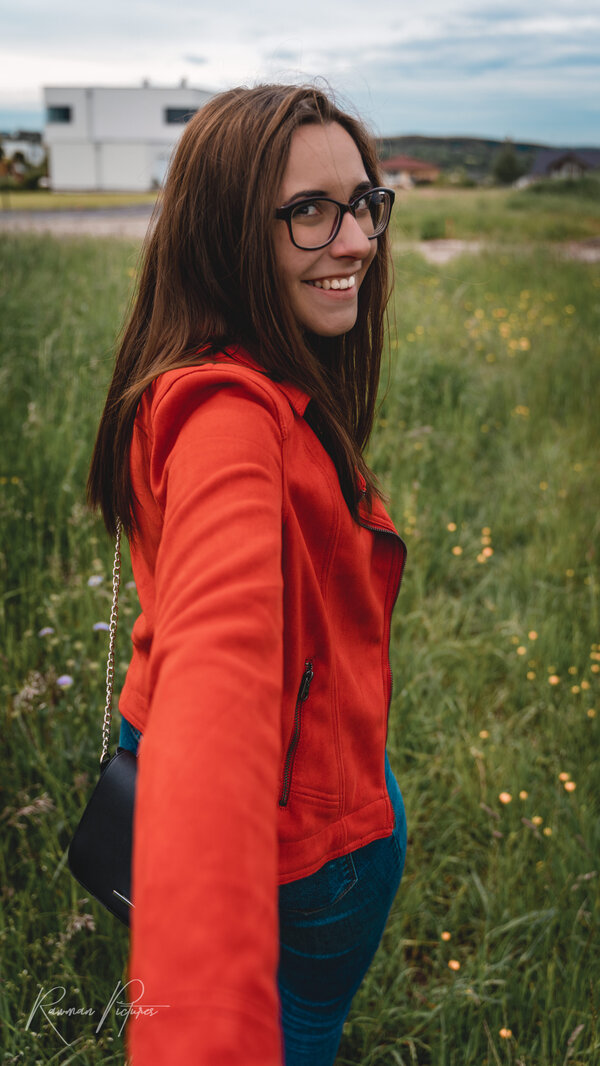 RawmanPictures - Sebastian Schiefermayr | Shooting Sophie N. | Lächelnde Frau auf Wiese, fröhliches Porträt, Lifestyle-Fotografie, natürliche Umgebung.