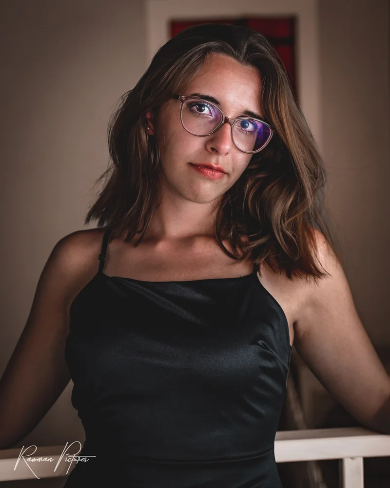 RawmanPictures - Sebastian Schiefermayr | Chioggia 2022 | Portraitfotografie Frau im Abendkleid – Eleganz und Stil im Fokus.