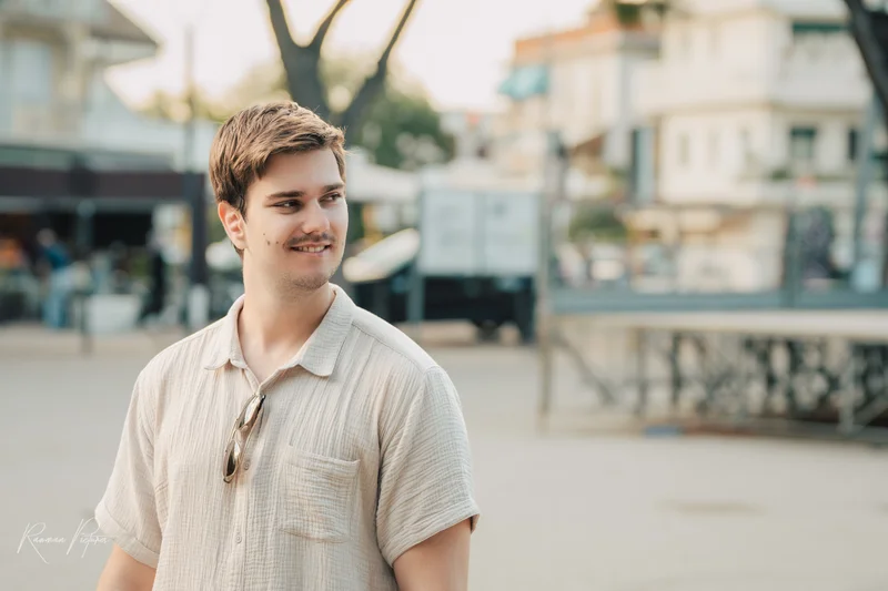 RawmanPictures - Sebastian Schiefermayr | Urlaub Jesolo | Junger Mann im Freien: Authentische Porträtfotografie in urbaner Umgebung. Perfekt für moderne Aufnahmen.