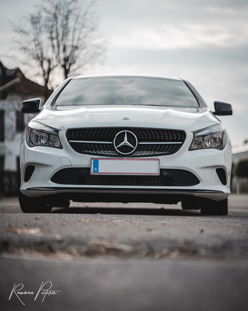 RawmanPictures - Sebastian Schiefermayr | Shooting Julian S. | Luxusauto-Fotografie, Mercedes-Benz, urbaner Hintergrund, professionelle Fahrzeugaufnahme.