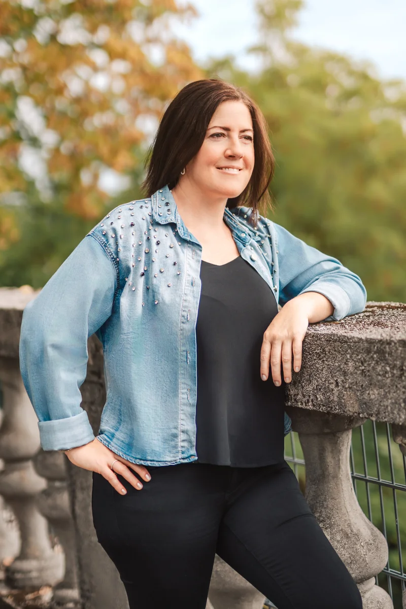 RawmanPictures - Sebastian Schiefermayr | Portraitshooting Tamara R. | Porträt einer Frau im Freien, im natürlichen Licht, mit entspannter Haltung.