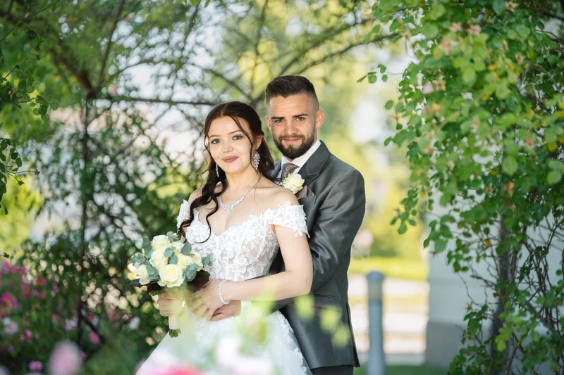 RawmanPictures - Sebastian Schiefermayr | Hochzeit Natalia & Jürgen | Glückliches Hochzeitspaar im Garten; Hochzeitsfotografie, Romantik, Brautpaar, Natur.