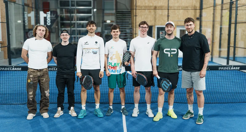 RawmanPictures - Sebastian Schiefermayr | Padelbase Videodreh | Gruppe von Padelspielern auf dem Platz, bereit für das Match. Sportfotografie, dynamische Action.