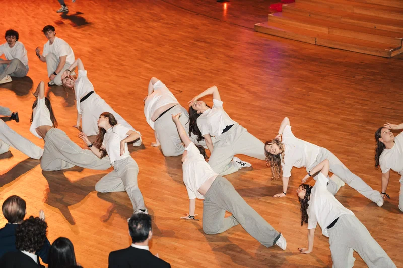 RawmanPictures - Sebastian Schiefermayr | Maturaball HTL1 | Gruppe von Tänzern bei einer fesselnden Performance auf Holzboden.