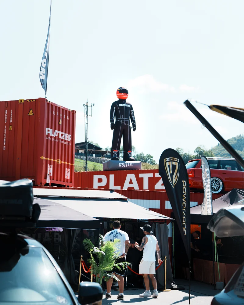 RawmanPictures - Sebastian Schiefermayr | Motortag 2026 | Outdoor-Event bei Sonnenschein mit Containern und Autos für Motorsport-Fotografie.