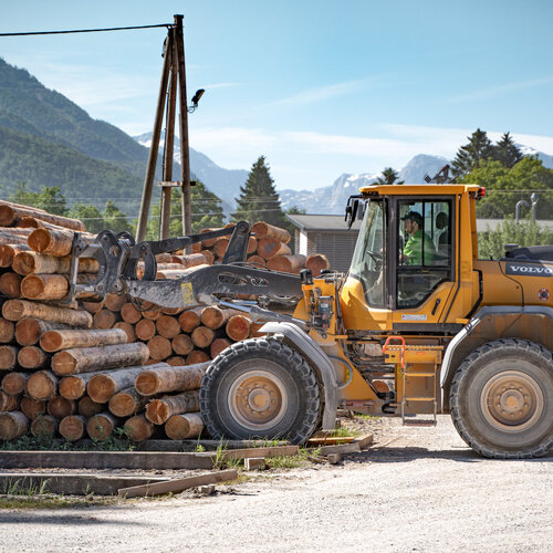RawmanPictures - Sebastian Schiefermayr | Sägewerk Löberbauer | Holzverarbeitungsbetrieb mit Radlader, der Baumstämme stapelt – Forstwirtschaft, Logistik.