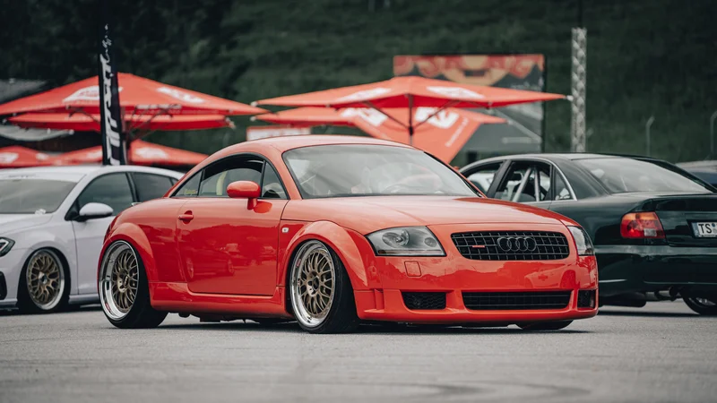 RawmanPictures - Sebastian Schiefermayr | Motortag Salzburg 2025 | Sportwagen-Fotografie, getunte Autos, Automobil-Event, rote Karosserie, stilvolle Felgen.