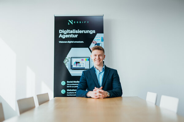 RawmanPictures - Sebastian Schiefermayr | Bussines-Shooting Nessify | Geschäftsmann und Digitalisierungsagentur-Banner in modernem Konferenzraum.