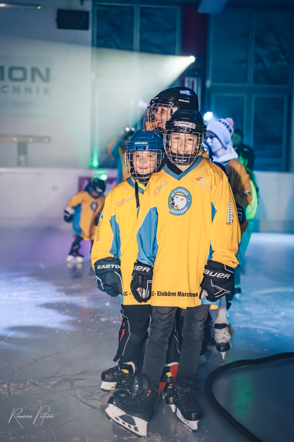 RawmanPictures - Sebastian Schiefermayr | Eisdisco Saisonfinale 2024 | Kinder-Eishockeyspieler im Teamtraining auf dem Eis, Sportfotografieaktionen, Teamgeist.