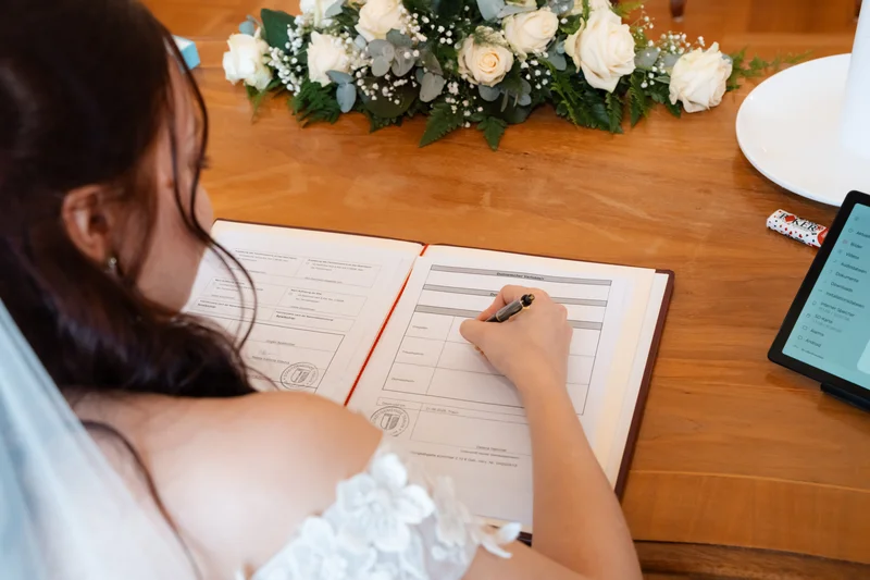 RawmanPictures - Sebastian Schiefermayr | Hochzeit Natalia & Jürgen | Braut unterschreibt Heiratsurkunde, Hochzeitsfotografie, unvergessliche Momentaufnahme.