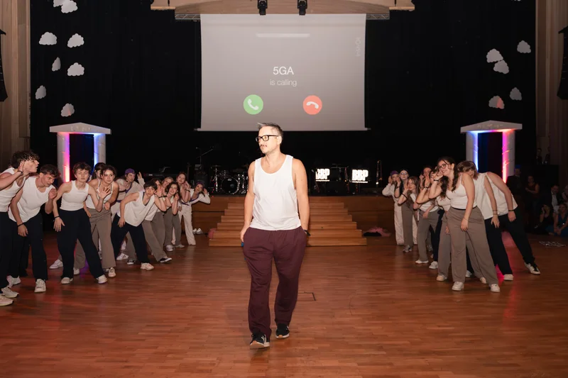RawmanPictures - Sebastian Schiefermayr | Maturaball HTL1 | Tanzaufführung in Festsaal: Gruppenperformance mit kreativer Bühneninszenierung.