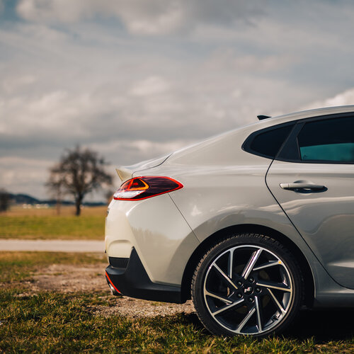 RawmanPictures - Sebastian Schiefermayr | Carshooting Eidenberg | Elegantes Auto im Freien, künstlerische Komposition, Automobilfotografie.