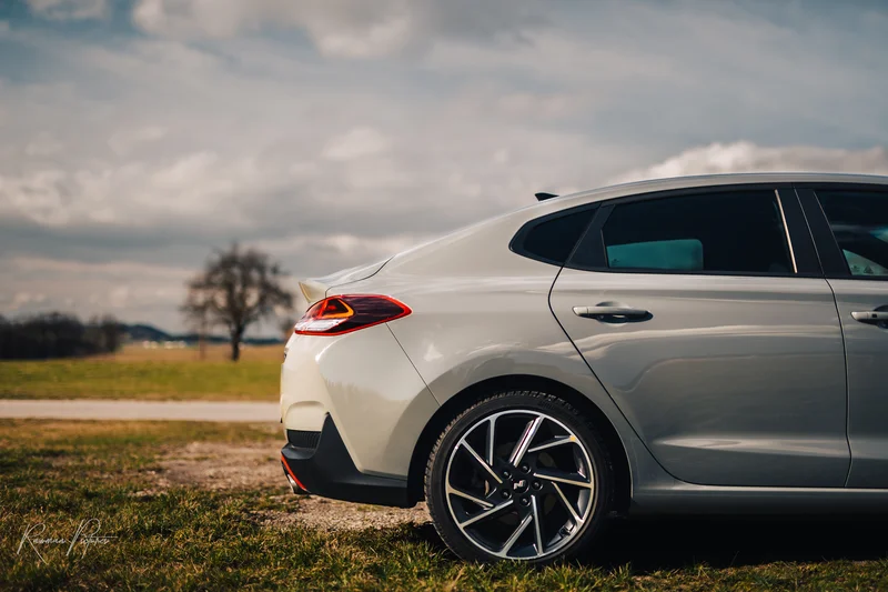 RawmanPictures - Sebastian Schiefermayr | Carshooting Eidenberg | Elegantes Auto im Freien, künstlerische Komposition, Automobilfotografie.