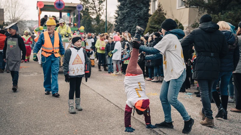 RawmanPictures - Sebastian Schiefermayr | Faschingsumzug Weißkirchen | Buntes Straßenkarneval-Fest mit kostümierten Teilnehmern in fröhlicher Atmosphäre.