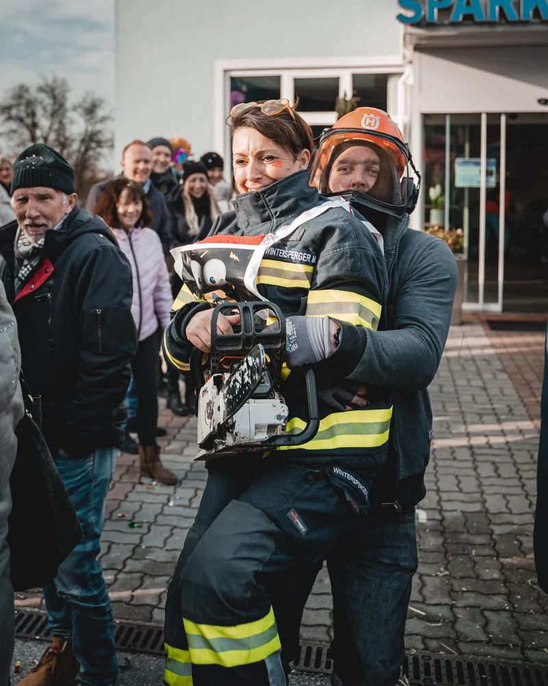 RawmanPictures - Sebastian Schiefermayr | Faschingsumzug Weißkirchen | Feuerwehr-Actionfoto bei einer öffentlichen Veranstaltung, Menschenmenge, Motorsäge, Sicherheit.